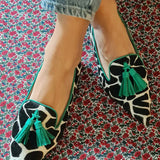 Austėja - Ryškus loaferis su žirafos raštu ir žaliais pomponėliais