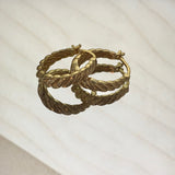 Apskriti Auskarai su Twist Stiliumi