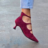 Dekolte su dirželiais ir žemu kulnu