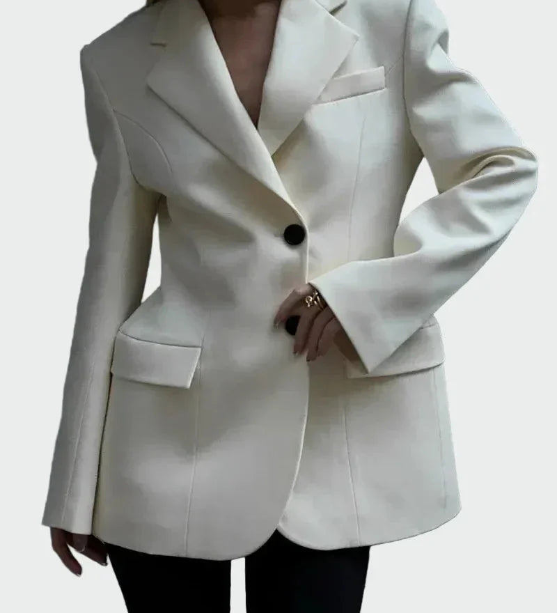 Švarkas su Įspūdinga Linija ir Mygtukais